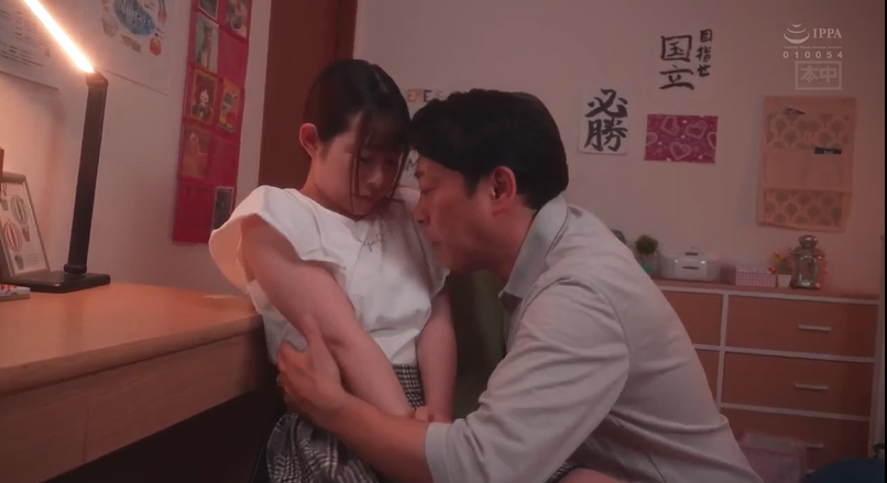 Phát hiện con gái mới lớn thủ dâm dượng muốn giúp đỡ